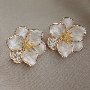 Sweet Flower Design Enamel & Rhinestone Stud Earrings. NWT